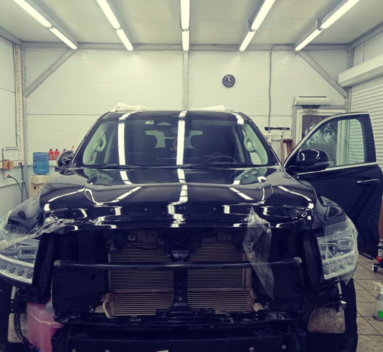 Антигравийная защита кузова полиуретановой плёнкой Skincars в студии AvtoTon