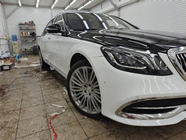 Процесс оклейки Mercedes-Benz S-Class W222 белой бронепленкой, студия AVTOTON