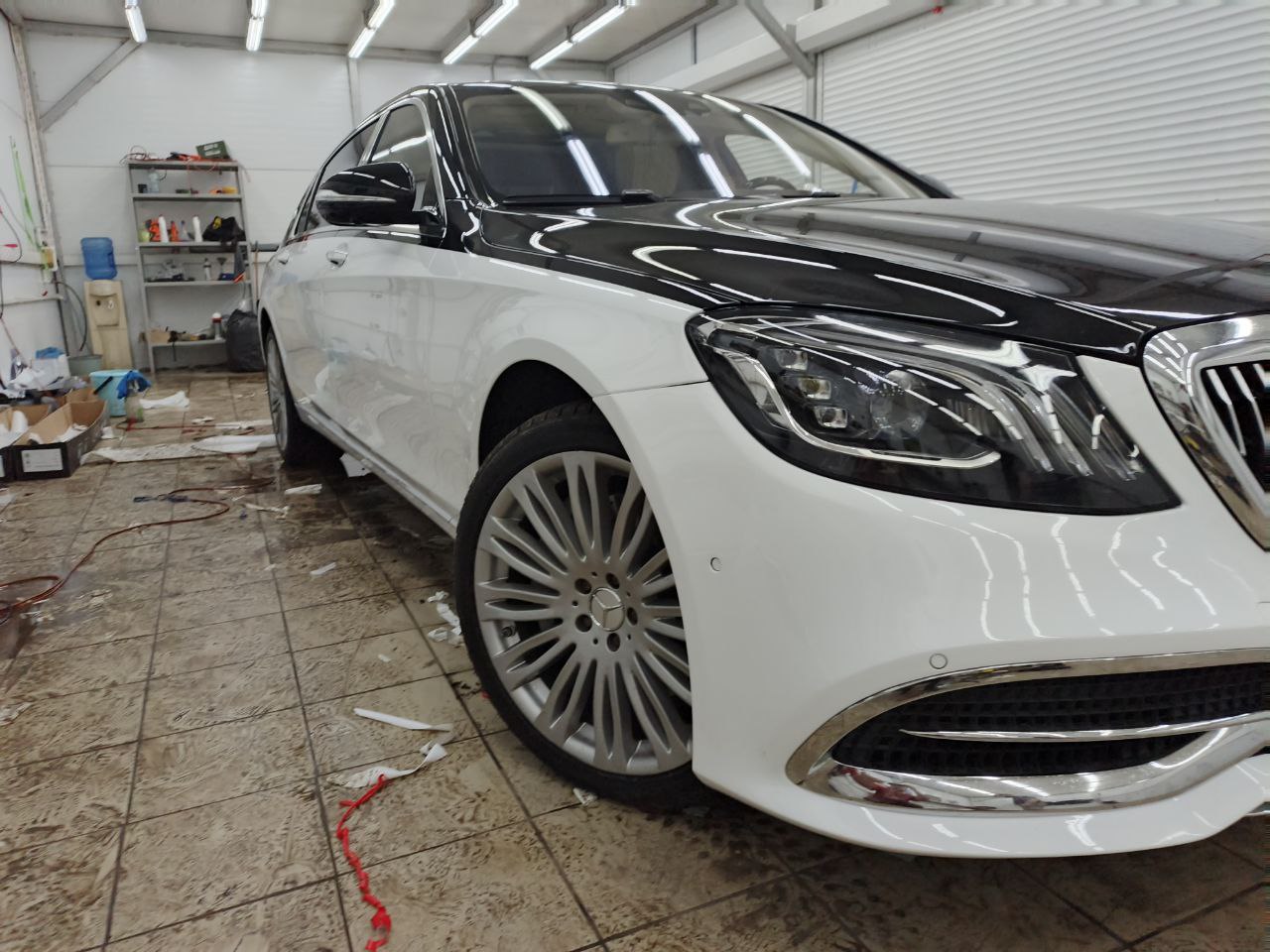 Процесс оклейки Mercedes-Benz S-Class W222 белой бронепленкой, студия AVTOTON