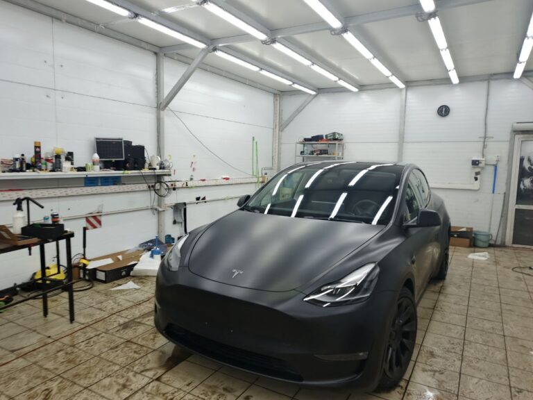 Tesla Model Y в матовой пленке в студии AvtoTon